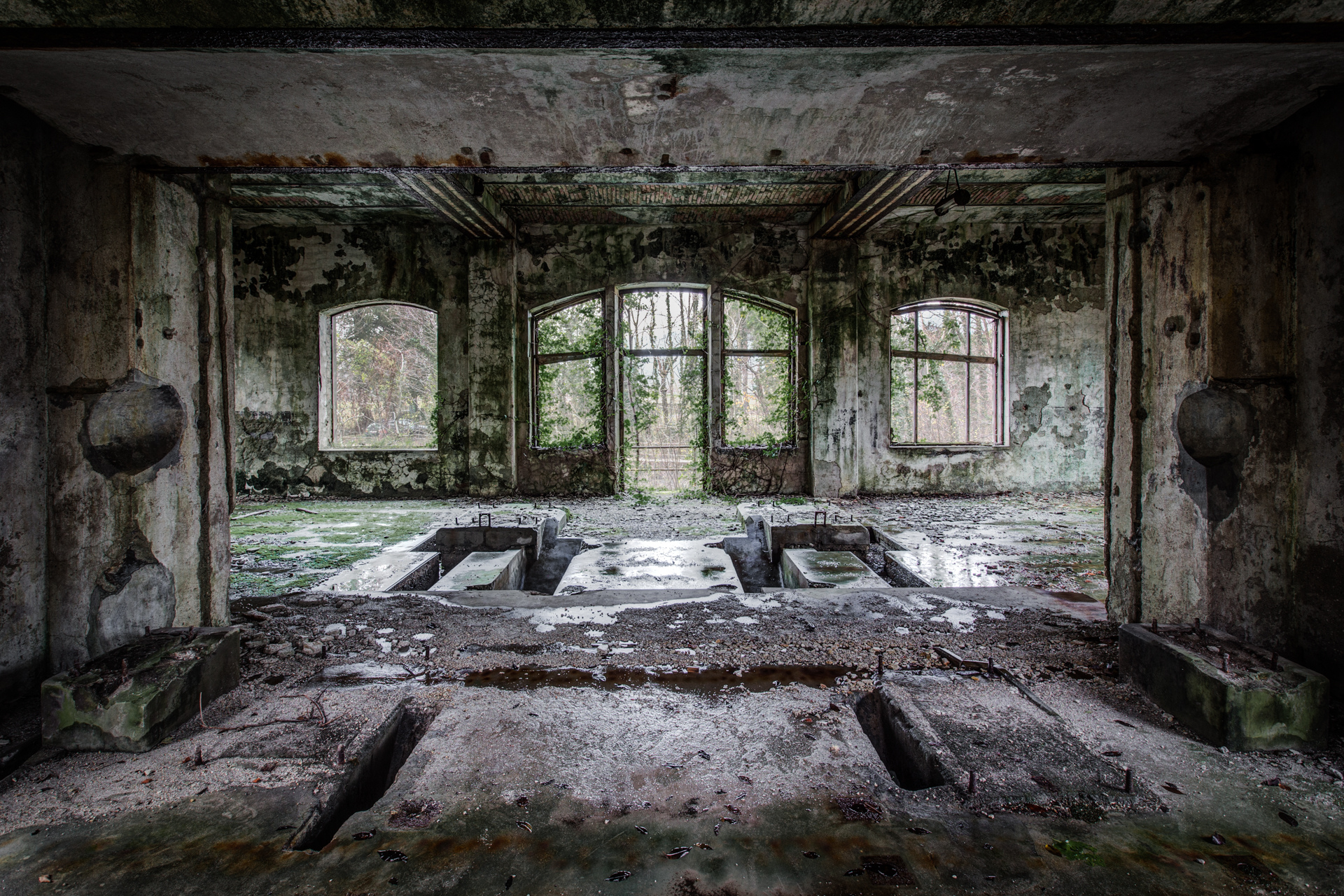 Urban Exploration - Bog Palace - Come In