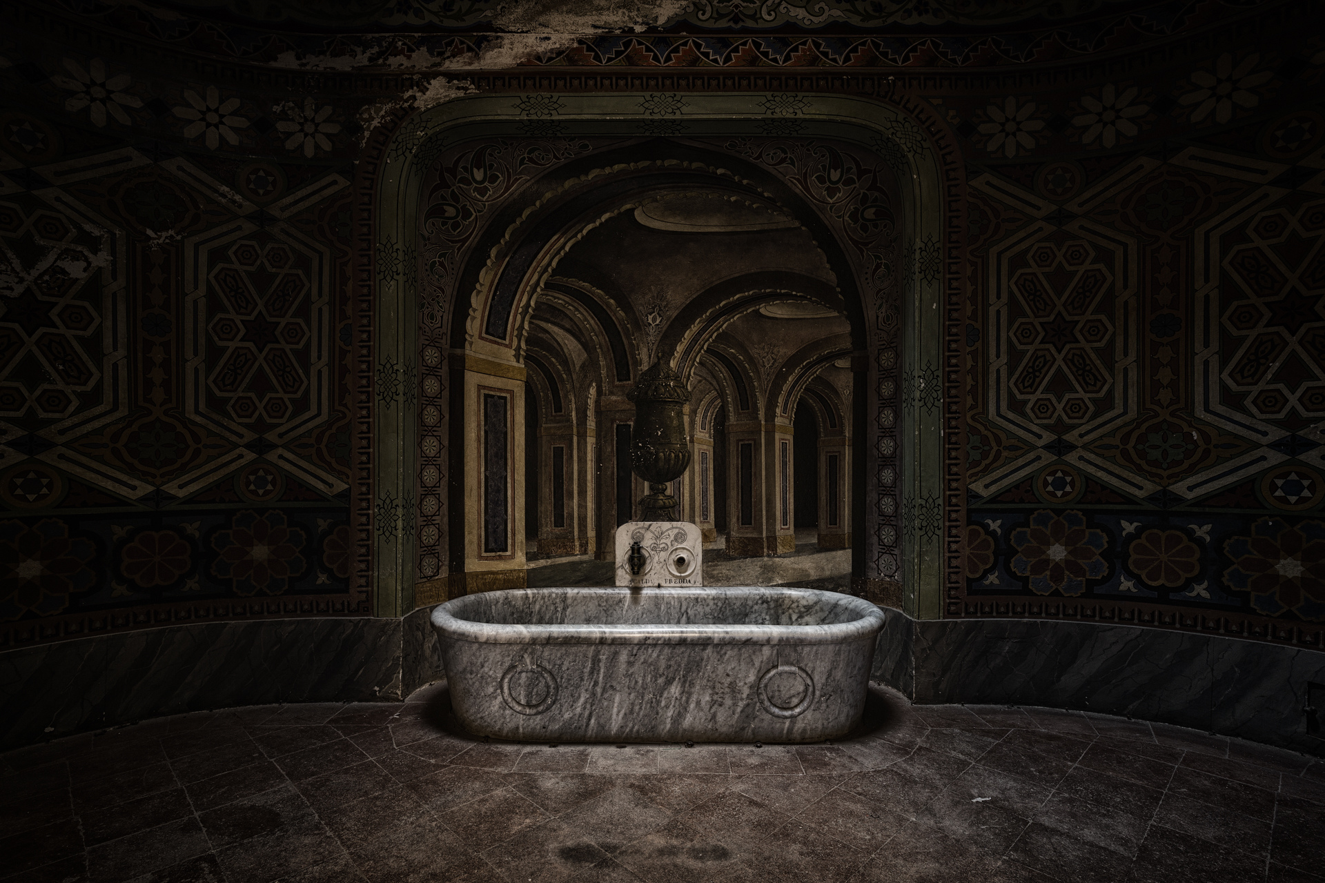 Urban Exploration - Non Plus Ultra - Royal Bathtub